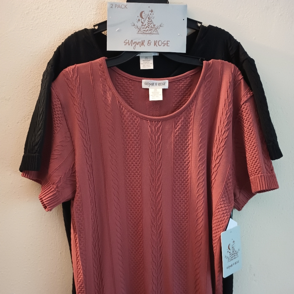 Bundle of 2 tops, soft, strech material.
